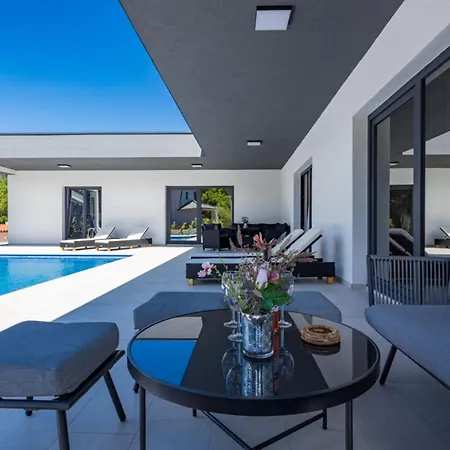 Pool House Fancy ヴィラ ラビン
