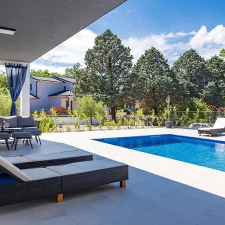 Pool House Fancy 라빈